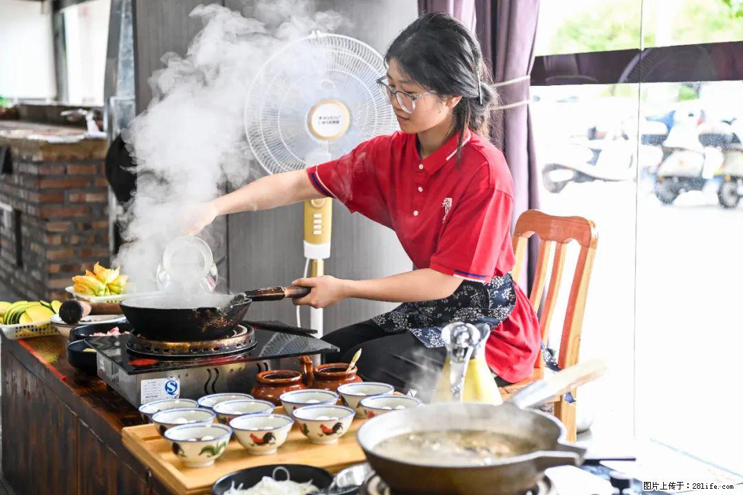 全网追的“扁担女孩”，找了一份暑假工，时薪12元 - 阿克苏生活资讯 - 阿克苏28生活网 aks.28life.net
